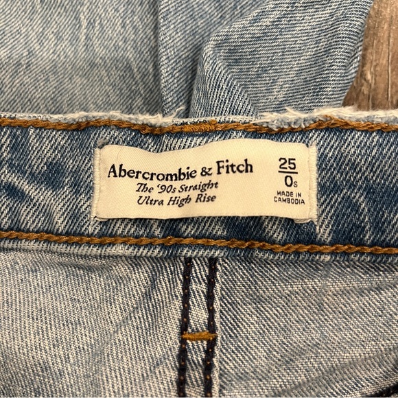 Abercrombie & Fitch | Ultra High Rise 90s Straight Jean (Short) - Picture 6 of 6